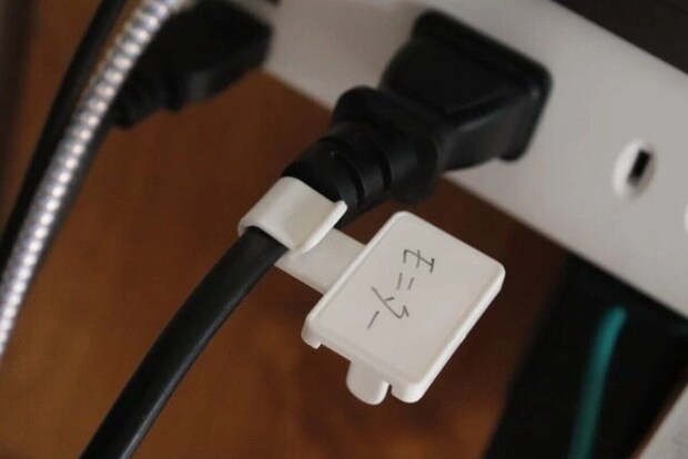電源タップのケーブルに「モニター」と書かれたタグが付いているアップ