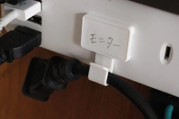 電源タップのケーブルに「モニター」と書かれたタグが付いている