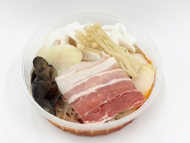 透明な容器に豚肉や野菜など火鍋の具材が盛り付けられている 透明な容器に豚肉や野菜など火鍋の具材が盛り付けられている