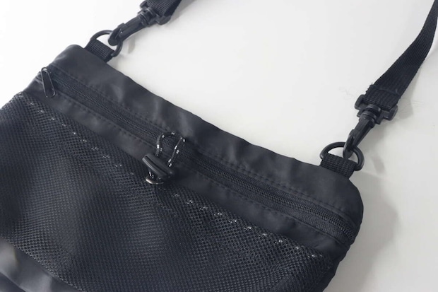 黒いショルダーバッグのファスナーとメッシュポケット部分のアップ