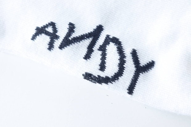 靴下の足裏に刺繍された「ANDY」のサイン