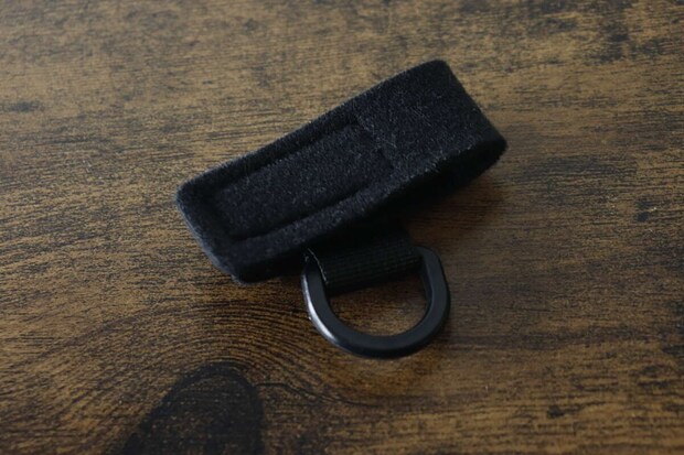 黒いベルトリングとDカンが一体になった商品