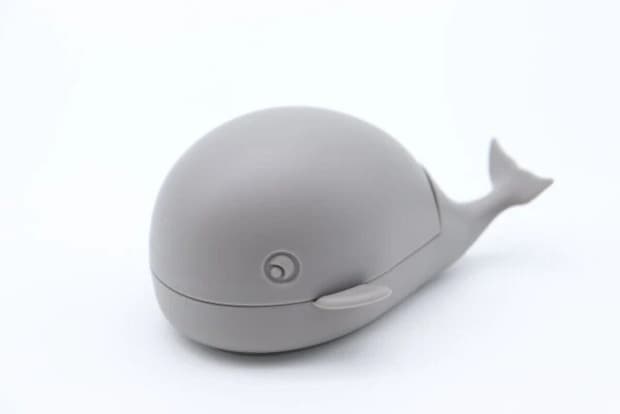 灰色でクジラ型の可愛らしい爪ブラシ
