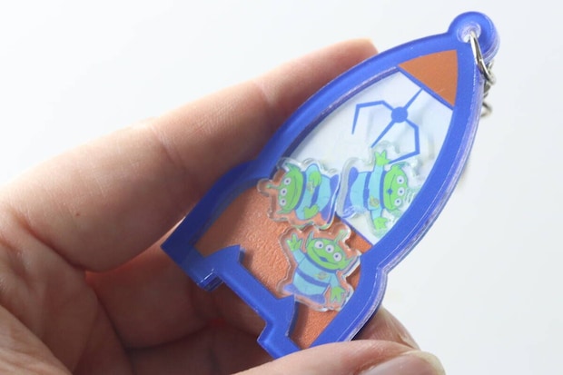 手に持ったエイリアンのキーホルダーを振っている様子 手に持ったエイリアンのキーホルダーを振っている様子