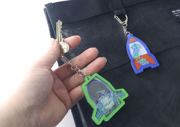 100均とは思えん…新作なのにすでに入手困難！まるでパークのお土産みたいなキーホルダー
