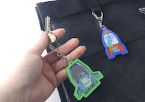 100均とは思えん…新作なのにすでに入手困難！まるでパークのお土産みたいなキーホルダー