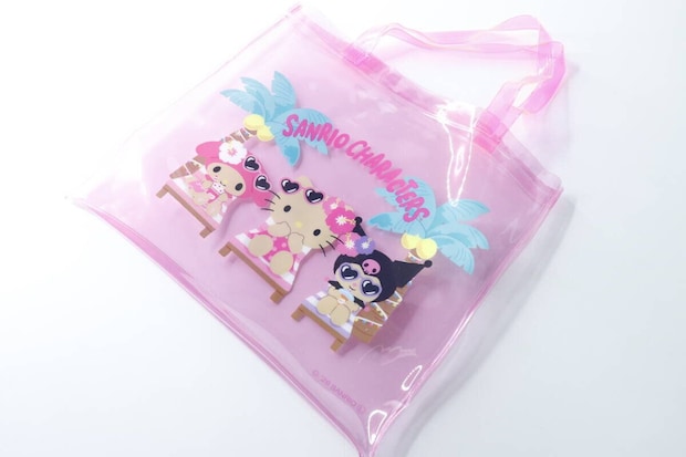 ピンク色の透明なPVCバッグが平置きされており、日焼けしたサンリオキャラクターが描かれている ピンク色の透明なPVCバッグが平置きされており、日焼けしたサンリオキャラクターが描かれている