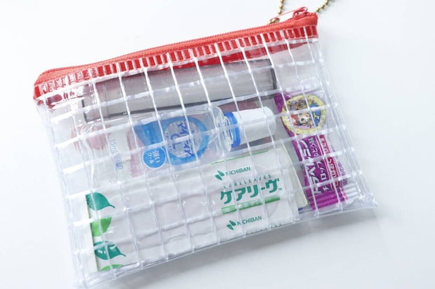 ミニメッシュポーチに絆創膏や目薬などの小物を収納 ミニメッシュポーチに絆創膏や目薬などの小物を収納