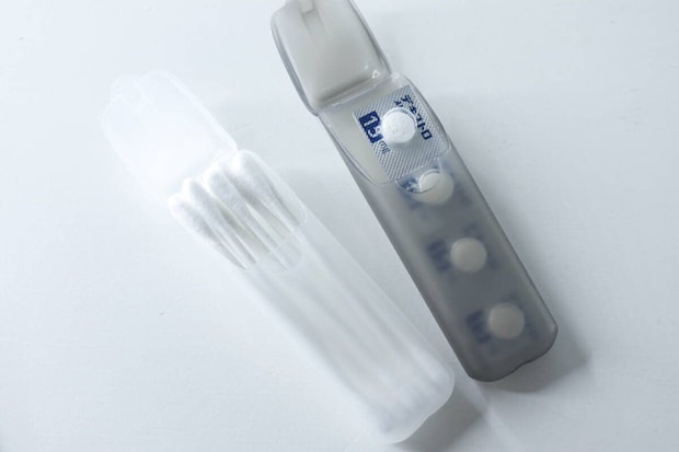 開いたケースに錠剤と綿棒がそれぞれ収納されている様子