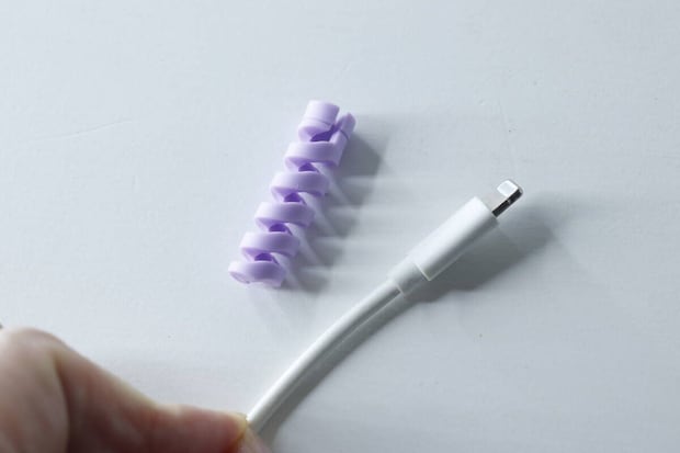 紫のツイストケーブルプロテクターと白い充電ケーブル