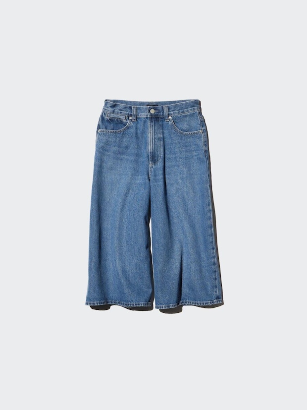 濃いブルーのデニムキュロット。ワイドレッグで丈は短め