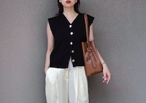 夏の「黒ニット」はこう着るのが正解！重たく見せずに着やせする♡大人のこなれスタイル