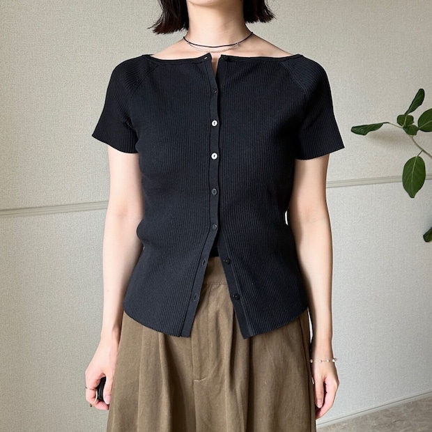 黒カーデとカーキワイドパンツを着た女性の全身