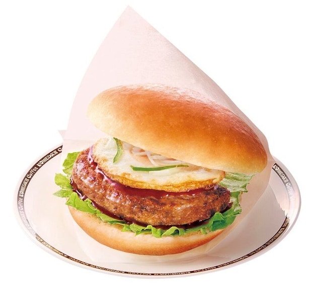 コメダのロコモコバーガー。肉厚パティと目玉焼き、レタスがバンズに挟まれている