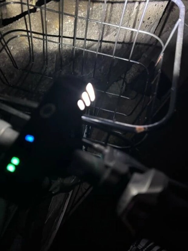 夜間自転車のハンドルに付いたライトが前方を照らす 夜間自転車のハンドルに付いたライトが前方を照らす
