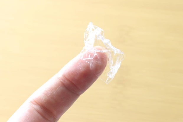 指先にくしゃっと丸まってくっついた透明な粘着ゲルシート