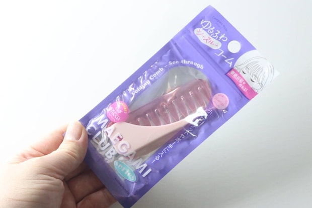 女性が「ゆるふわシースルーコーム」のパッケージを手に持っている 女性が「ゆるふわシースルーコーム」のパッケージを手に持っている
