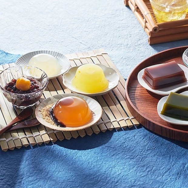竹製のランチョンマットに和菓子とゼリーが涼しげに並べられた様子