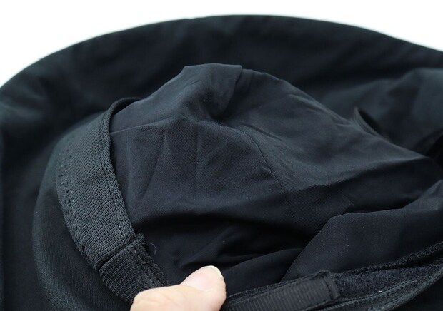 指でハットの内側の黒い生地をつまみ、素材感を示している 指でハットの内側の黒い生地をつまみ、素材感を示している