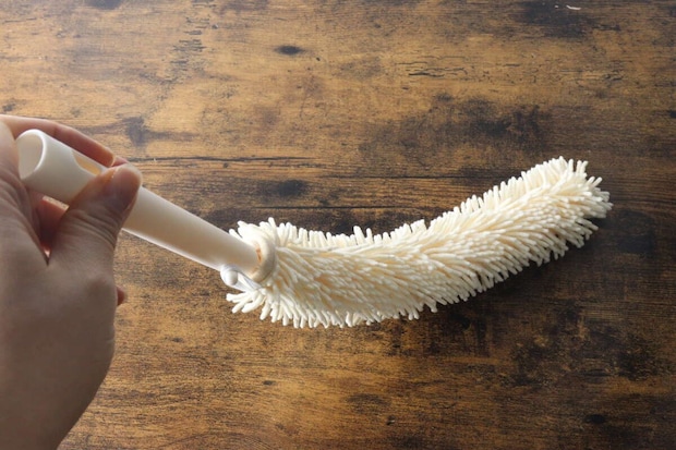 手で持ったハンディモップのモップ部分がしなっている様子 手で持ったハンディモップのモップ部分がしなっている様子