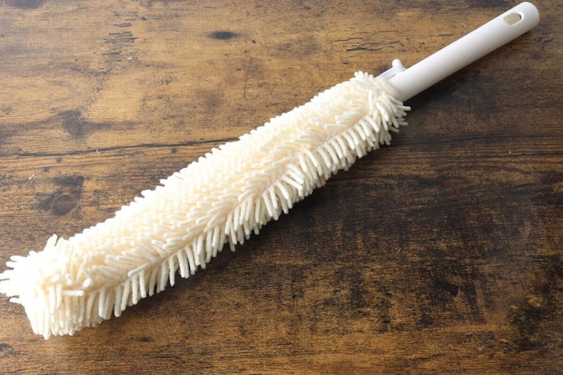 白い柄とクリーム色のモップ部分のハンディモップ 白い柄とクリーム色のモップ部分のハンディモップ