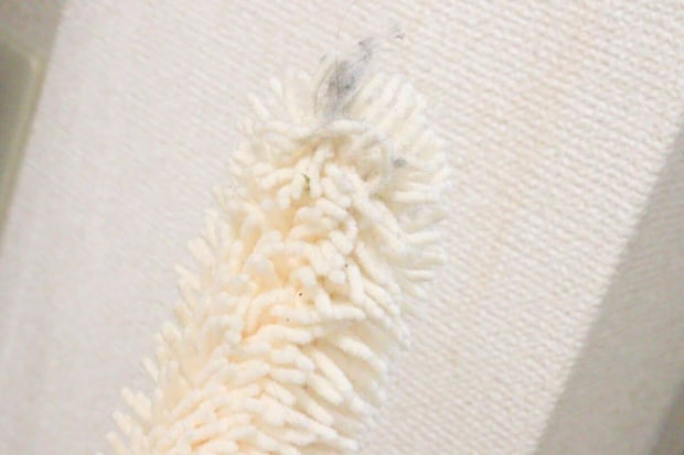 ホコリや髪の毛が絡みついたハンディモップの先端
