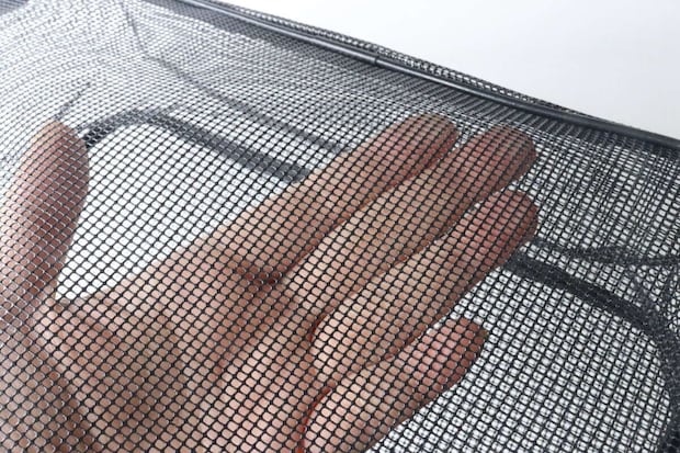 スパバッグのメッシュ素材を指で押さえ、通気性を確認している手元 スパバッグのメッシュ素材を指で押さえ、通気性を確認している手元