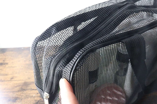スパバッグの縁のパイピングとファスナー部分のクローズアップ