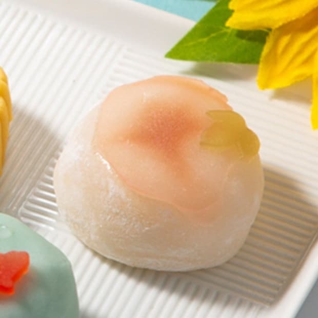 ピンクと緑のようかんで朝顔を表現したシャトレーゼの和菓子