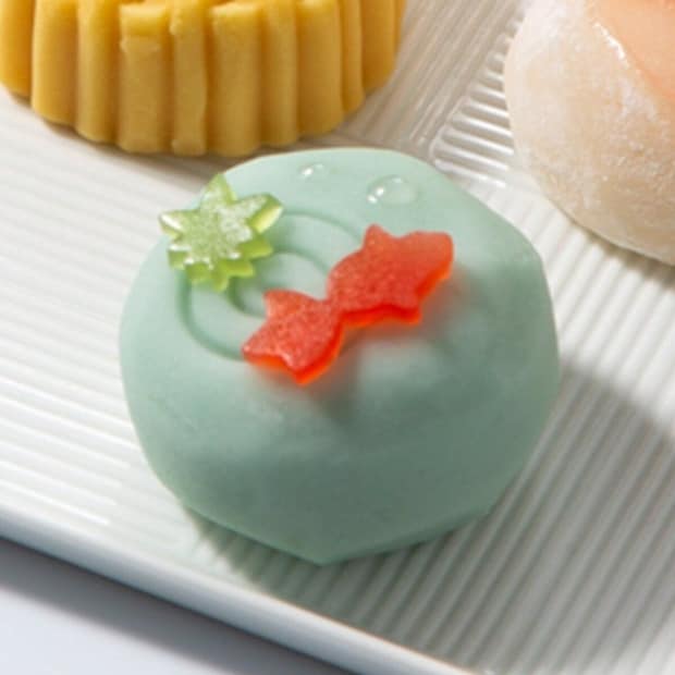 水色の金魚と星の飾りが涼しげなシャトレーゼの和菓子 水色の金魚と星の飾りが涼しげなシャトレーゼの和菓子