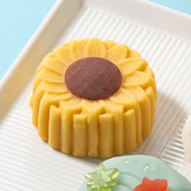 黄色いひまわりの形をしたシャトレーゼの和菓子 黄色いひまわりの形をしたシャトレーゼの和菓子