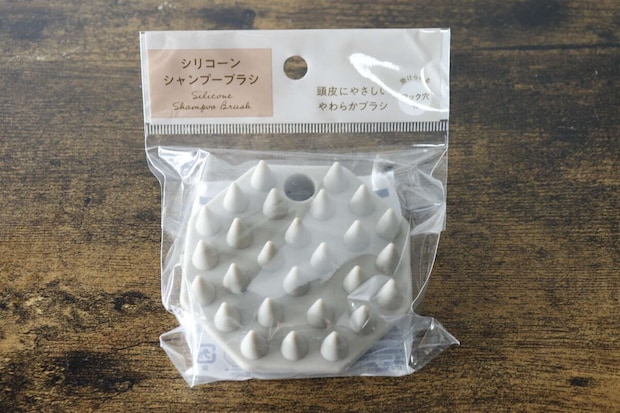セリアのシリコーンシャンプーブラシがパッケージに入っている セリアのシリコーンシャンプーブラシがパッケージに入っている