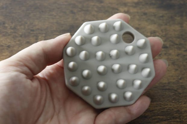 手のひらに乗せた八角形のシリコーンシャンプーブラシ 手のひらに乗せた八角形のシリコーンシャンプーブラシ