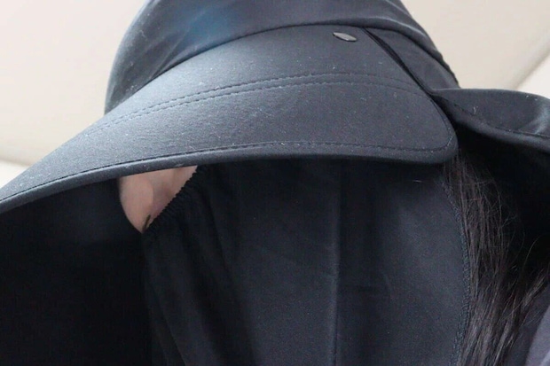 黒いUVカットハットを着用し顔周りを覆っている