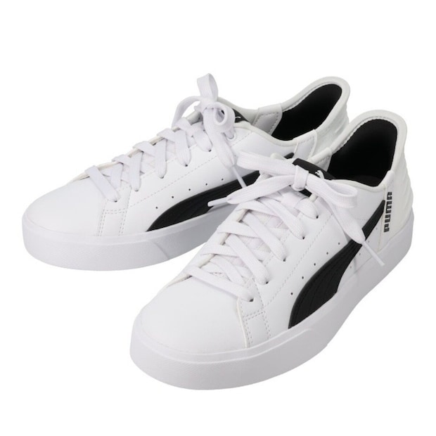 PUMAのロゴが入った白いスニーカー