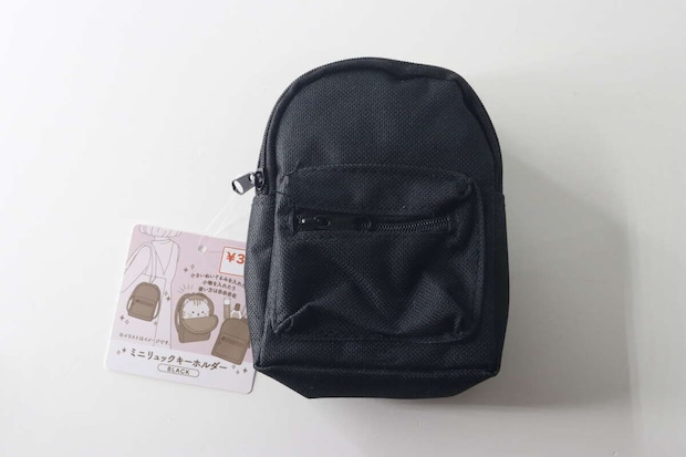 黒いミニリュックキーホルダーと商品タグの俯瞰 黒いミニリュックキーホルダーと商品タグの俯瞰