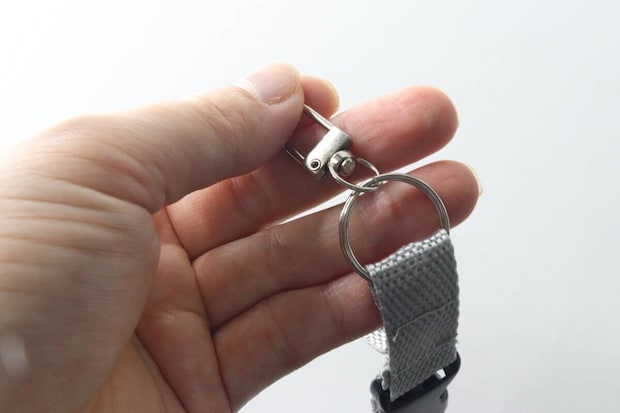 指でベルトキーホルダーの金具を開いている様子 指でベルトキーホルダーの金具を開いている様子