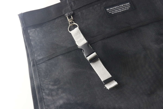 黒いバッグのDカンにベルトキーホルダーを取り付けた状態 黒いバッグのDカンにベルトキーホルダーを取り付けた状態