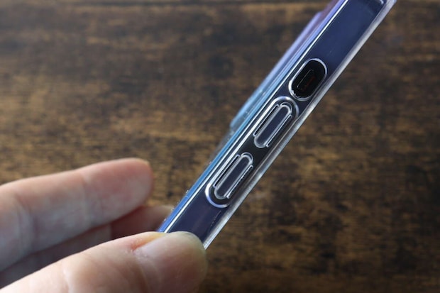 ケースを装着したiPhoneのサイドボタン部分のアップ ケースを装着したiPhoneのサイドボタン部分のアップ