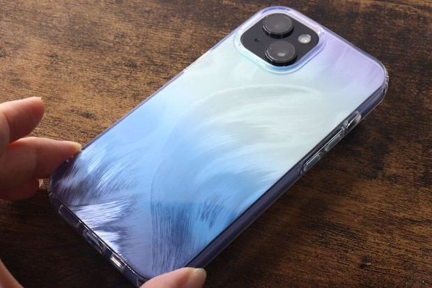 iPhoneに装着された流沙色ケースを手に持っている iPhoneに装着された流沙色ケースを手に持っている