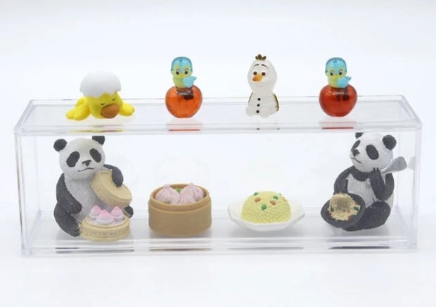 横開きディスプレイケースにパンダや雪だるまのミニチュアが飾られ、ケース上にも置かれている 横開きディスプレイケースにパンダや雪だるまのミニチュアが飾られ、ケース上にも置かれている