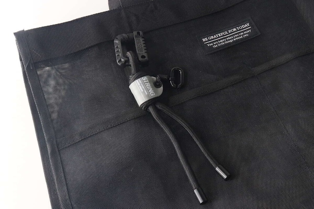 黒いバッグの持ち手部分にストラップキーホルダーを取り付けた状態 黒いバッグの持ち手部分にストラップキーホルダーを取り付けた状態
