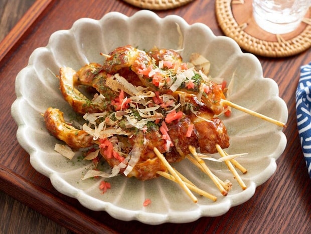 マヨソースちくわ串にお好み焼きのように紅ショウガと鰹節がトッピングされている マヨソースちくわ串にお好み焼きのように紅ショウガと鰹節がトッピングされている