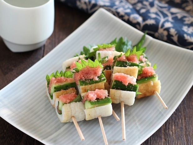 ちくわにきゅうりとしそを詰め明太子をのせた串料理が白い皿に盛られている ちくわにきゅうりとしそを詰め明太子をのせた串料理が白い皿に盛られている