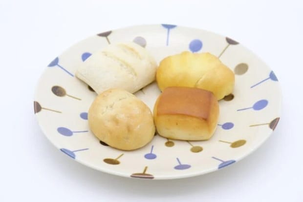 ポップな模様の大皿にミニパンが4つ盛り付けられている