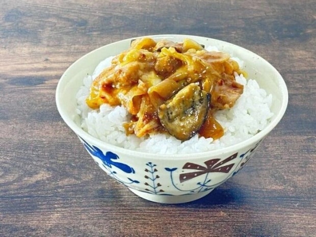 北欧風花柄どんぶりにご飯と具材がたっぷり盛られている
