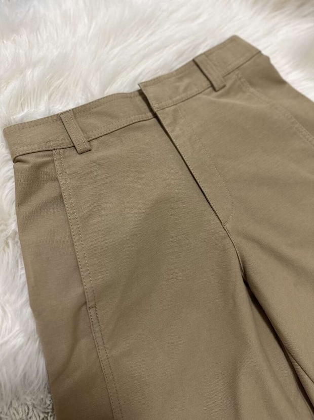 ベージュのジャージーバレルレッグパンツのウエスト部分