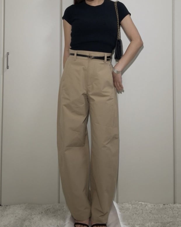 黒いコンパクトトップスとベージュパンツのOKコーデ