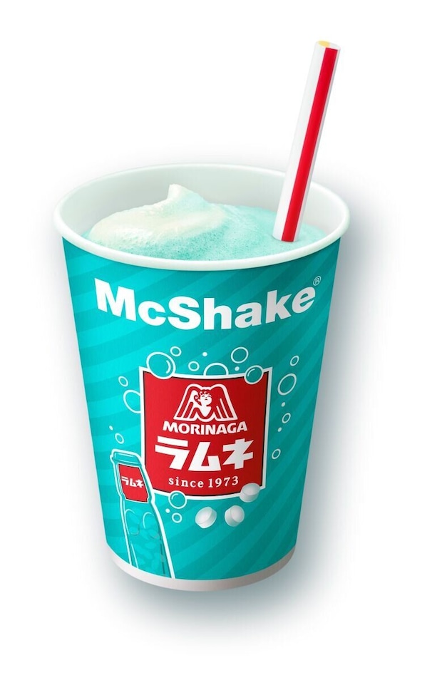水色のマックシェイク森永ラムネのカップと赤いストロー 水色のマックシェイク森永ラムネのカップと赤いストロー