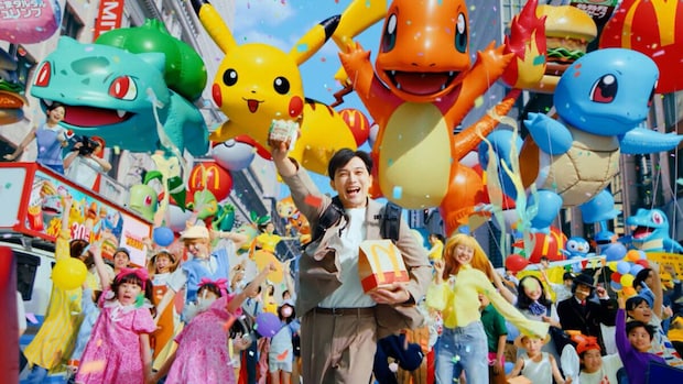 吉沢亮がポケモンバルーンと紙吹雪の中で笑顔でマック商品を持つ